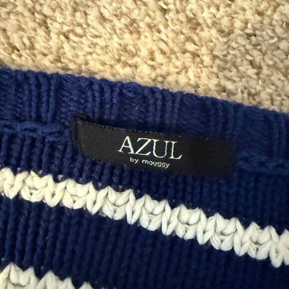 Blue Sweater - Picture 5 of 10